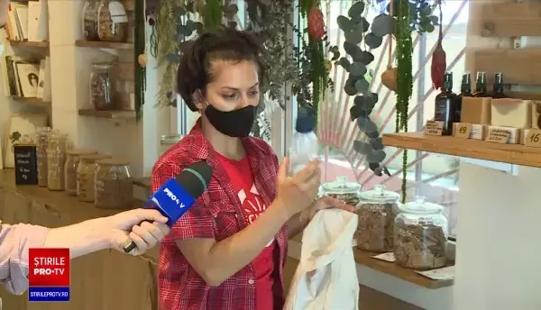 Tânăra care a decis să nu mai producă deșeuri: nu cumpără produse ambalate, circulă cu bicicleta și se îmbracă de la SH