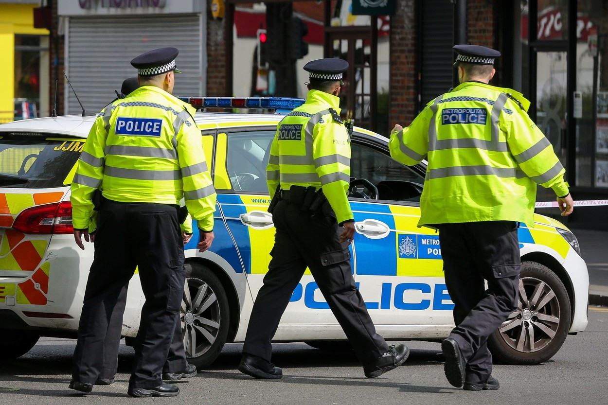 Un tânăr a fost împuşcat în cap, în plină zi, pe o stradă din Londra. ''A fost ca într-un film''