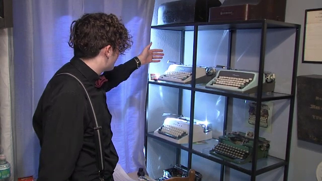 Un adolescent din Florida a strâns zeci de mii de dolari restaurând mașini de scris