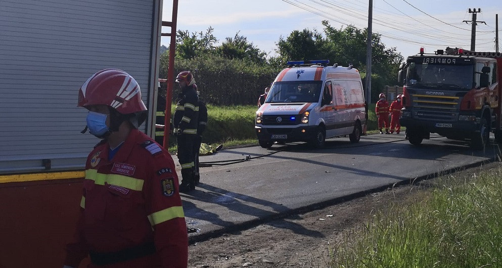 Accident grav în Dâmbovița. Două persoane au murit, iar mai mulți copii au fost răniți