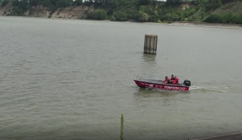 O femeie a căzut într-un lac, iar trupul său este căutat de trei zile