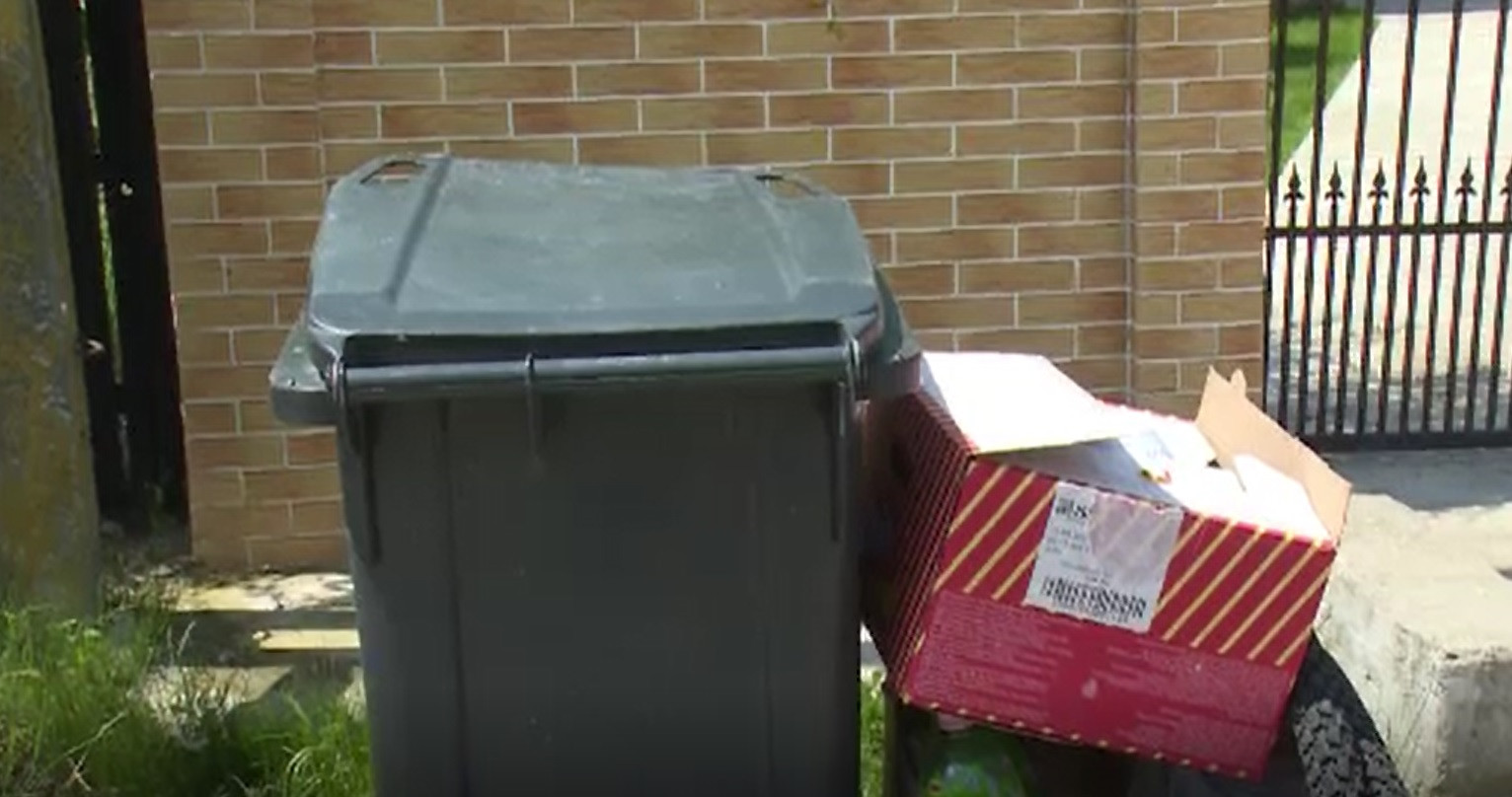 Scandal din cauza unui tomberon. Un angajat de la salubritate a fost bătut crunt