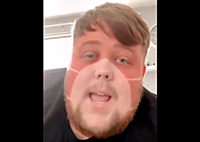 VIDEO viral. Un bărbat a uitat să-și scoată masca Covid și s-a bronzat cu urme pe față