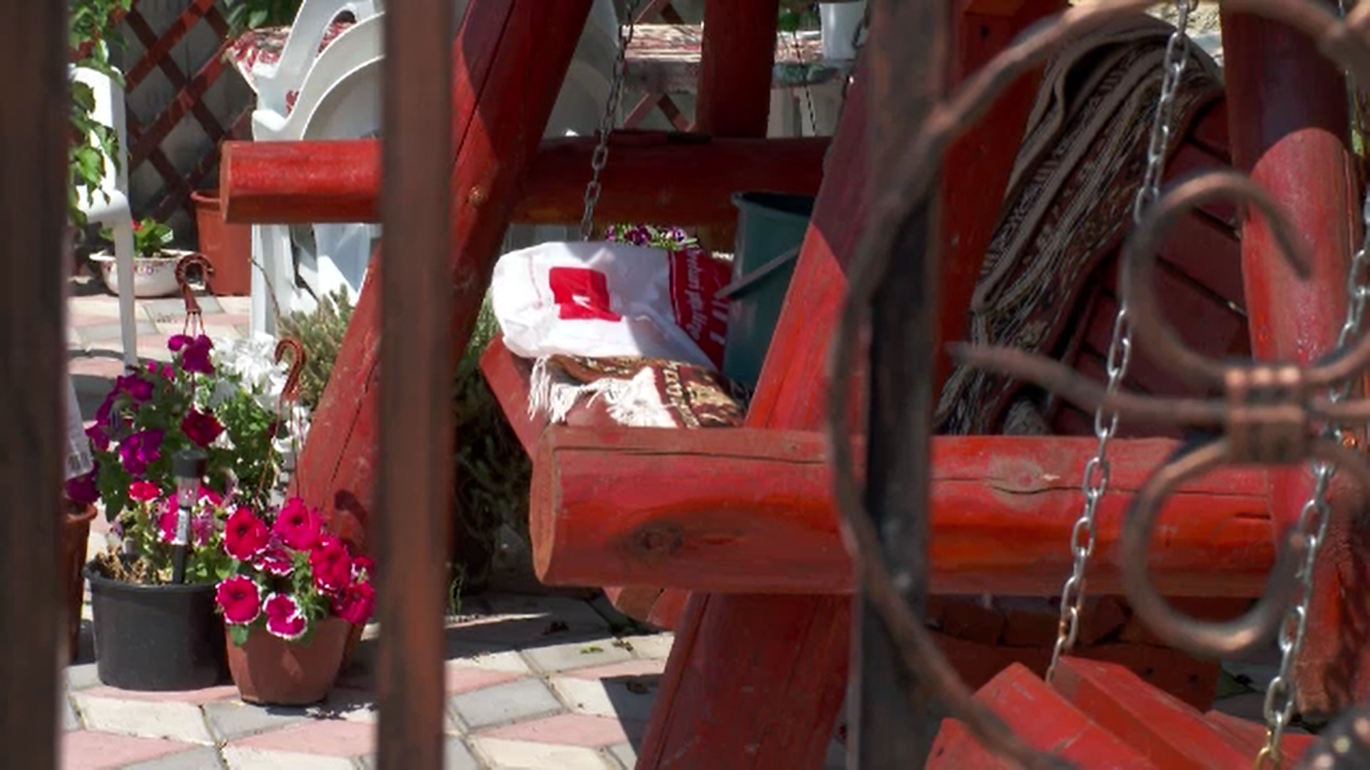 Doi soţi din Argeş au fost găsiţi morţi în casă după ce s-ar fi otrăvit cu insecticid