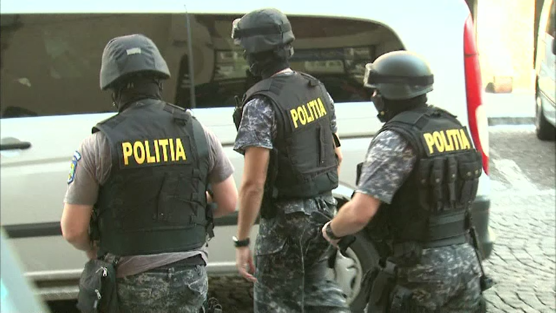 Doi cămătari, arestați de polițiști după ce au răpit și bătut crunt un bărbat într-un apartament