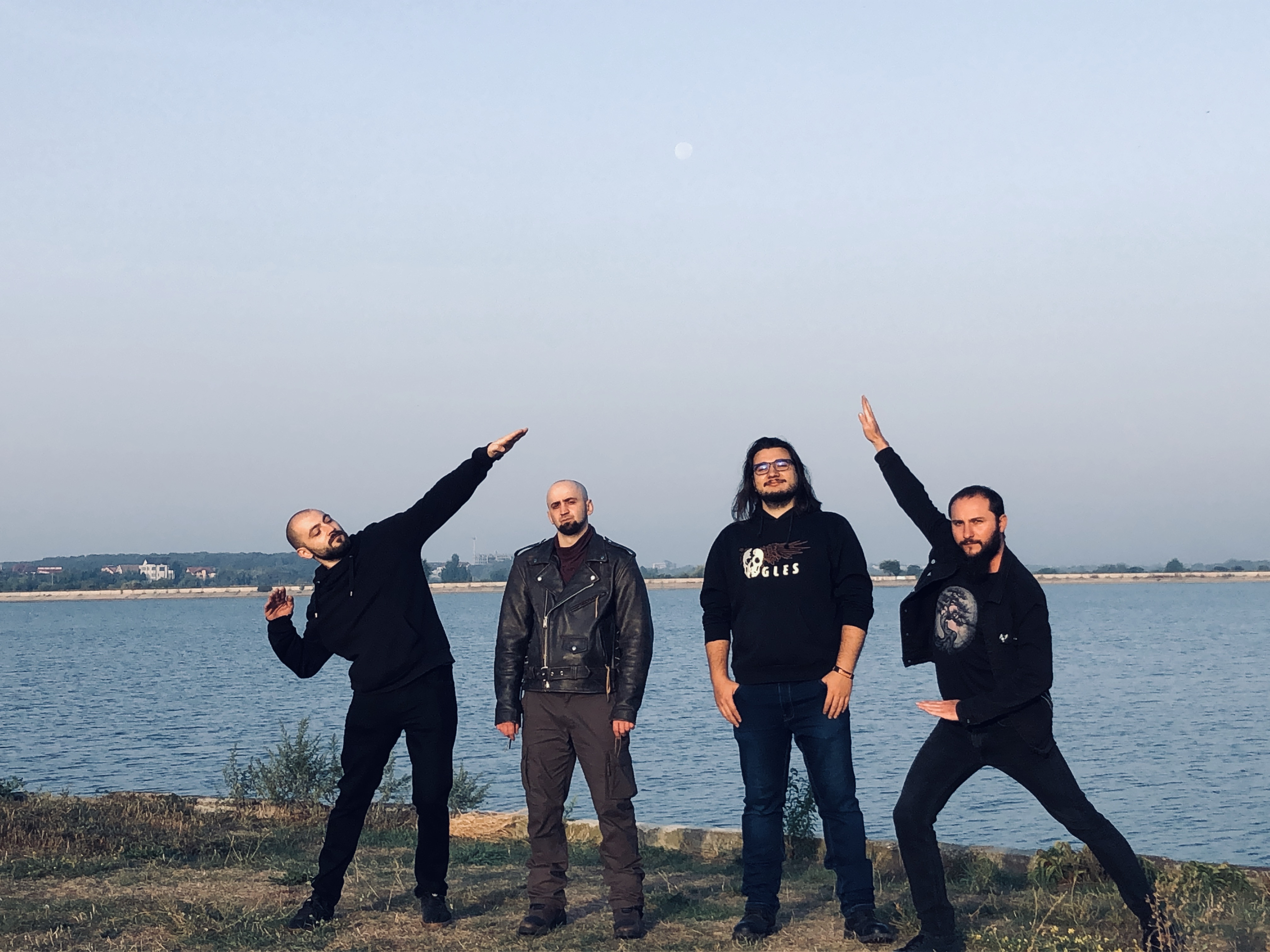 Trupa bucureșteană FRIG lansează un ”DVD digital” în librariile Cărturești, cu un cod QR