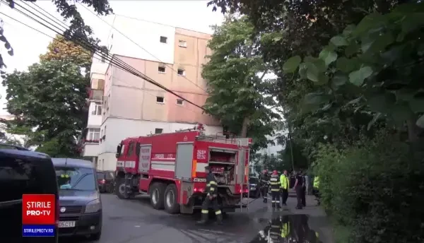 Incendiu într-un apartament din Bacău. Trei persoane au ajuns la spital