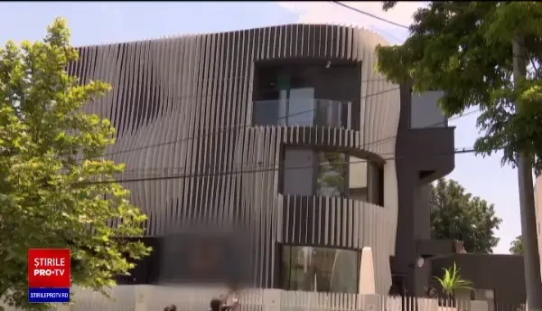 Acuzații grave la adresa clinicii unde mai multe vedete au fost operate. ”Uitase să îmi pună anestezie şi m-a tăiat pe viu”