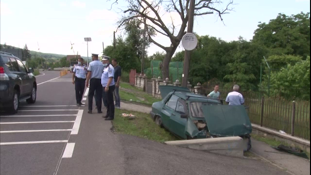 Un șofer fără permis a murit, după ce a intrat într-un podeț din beton. Ar fi circulat cu o mașină furată
