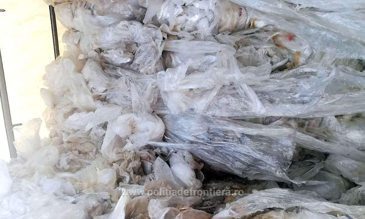 O nouă cantitate imensă de deșeuri, oprită la intrarea în România. De unde venea