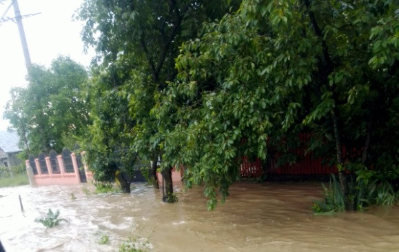 După furtuni, vin inundațiile. A fost emis cod galben pentru râuri din 15 județe