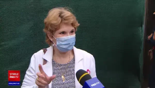 A început vaccinarea în Piața Obor, cu stimulent o porție de mici. Oamenii au stat la coadă: Cine ar zice nu la așa o ofertă?