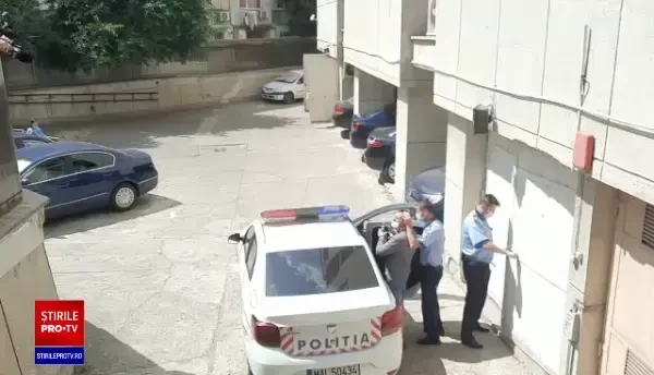 Criminalul din Galați, arestat preventiv. Ce a cântat când era băgat în mașină de polițiști. VIDEO