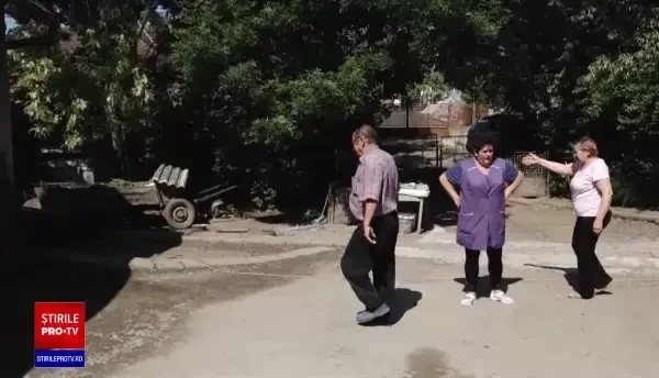 Localnicii unui sat din Mureș sunt terorizați de urs. Sălbăticiunea nu se mai sperie de nimic