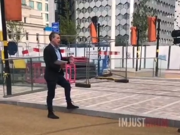 Momentul în care un reporter își pierde cumpătul din cauza unui trecător (Video)