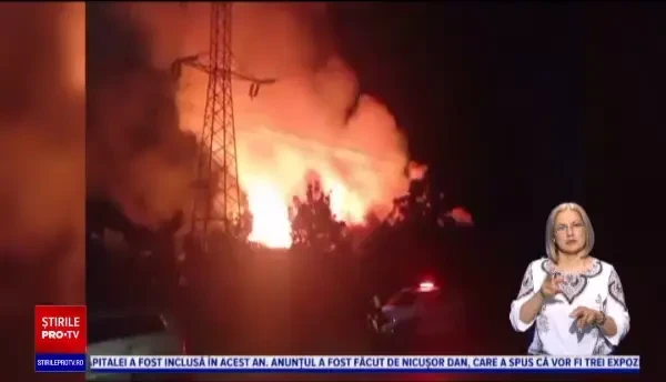 Un incendiu puternic a ars din temelii o fabrică de mobilă din județul Mureș