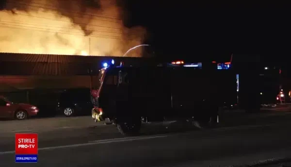 Un incendiu puternic a ars din temelii o fabrică de mobilă din județul Mureș
