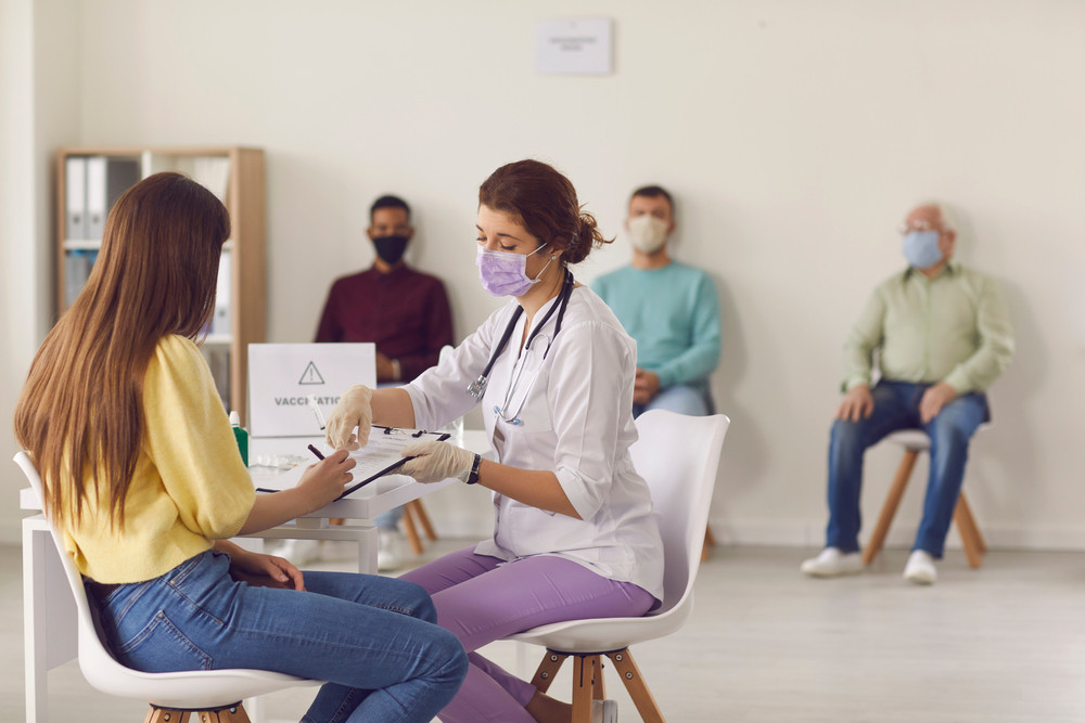 OMS nu recomandă vaccinarea tinerilor, Franța ignoră. Elevii nevaccinați nu mai au voie în școli