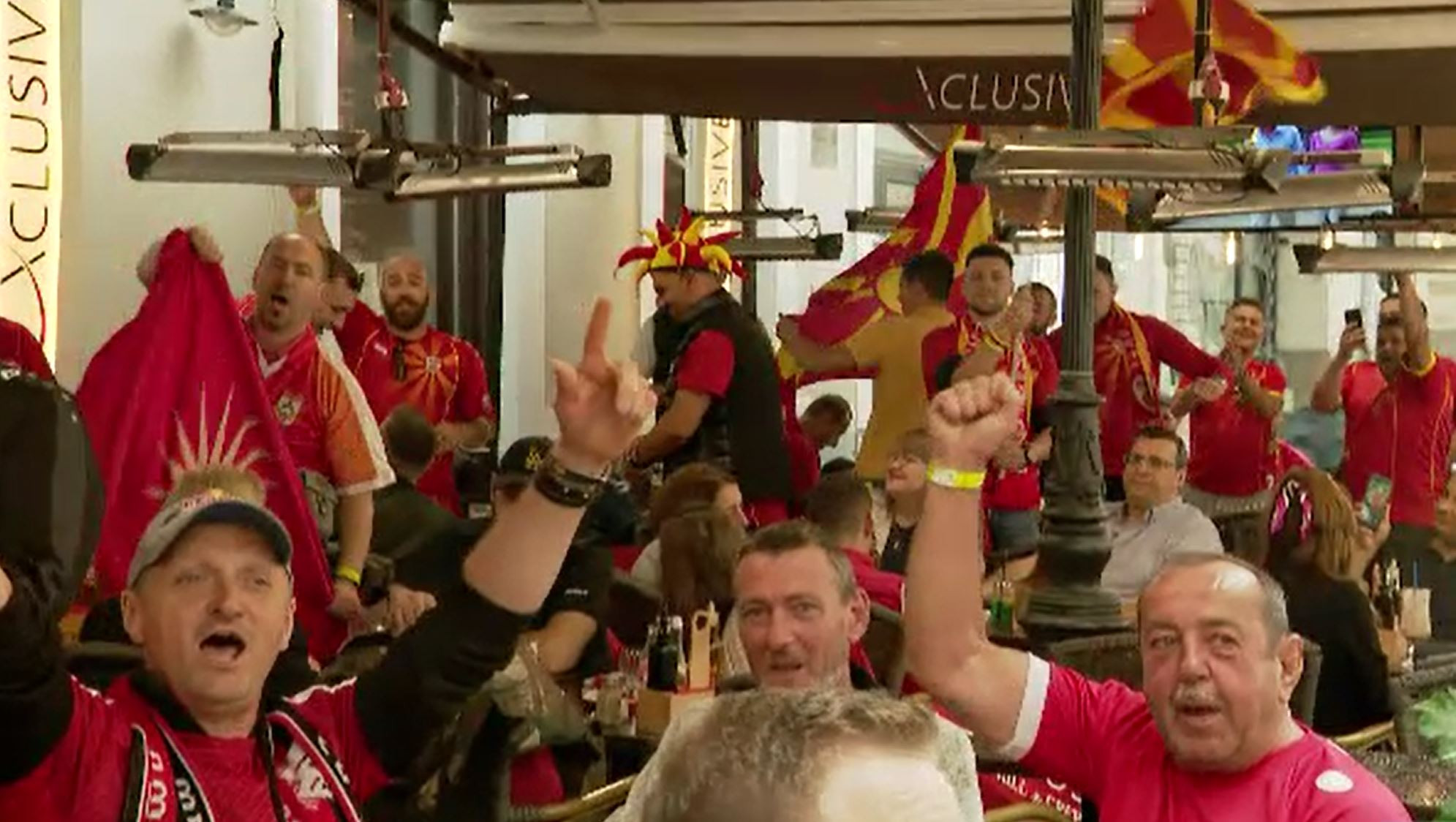 Centrul Vechi al Capitalei, invadat de suporteri. Mii de fani ai Austriei și Macedoniei de Nord au luat cu asalt terasele