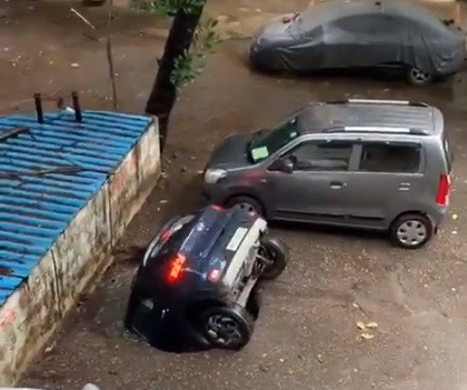 Momentul în care o mașină este înghițită de o groapă apărută din senin în Mumbai (Video)