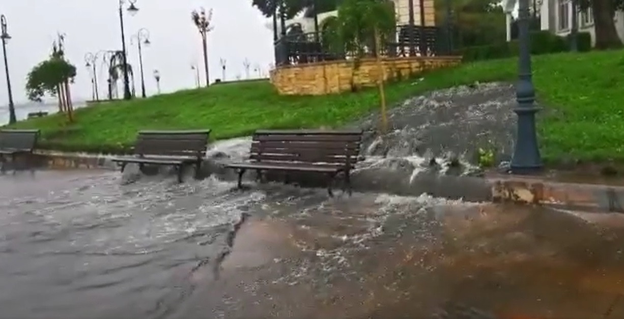 Faleza de lângă Cazinoul din Constanța s-a umplut de apă cu dejecții, după ce un canal a cedat (Video)