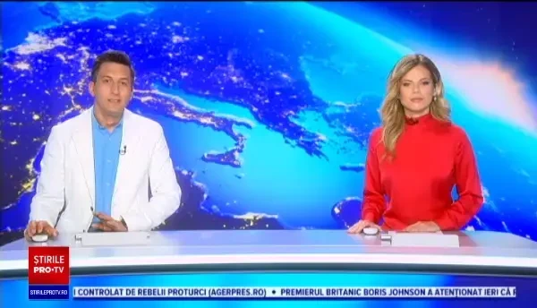 Video. Momentul în care o ursoaică și puii ei se urcă într-un copac pentru a căuta hrană