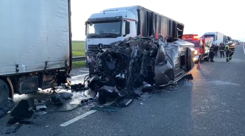 Accident grav, pe A1, la ieșirea din țară: O persoană a murit și 16 sunt rănite