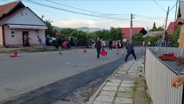 Bătaie cu mese şi scaune într-un bar din Târgu Ocna. Cinci elevi din R. Moldova s-au încăierat cu localnicii