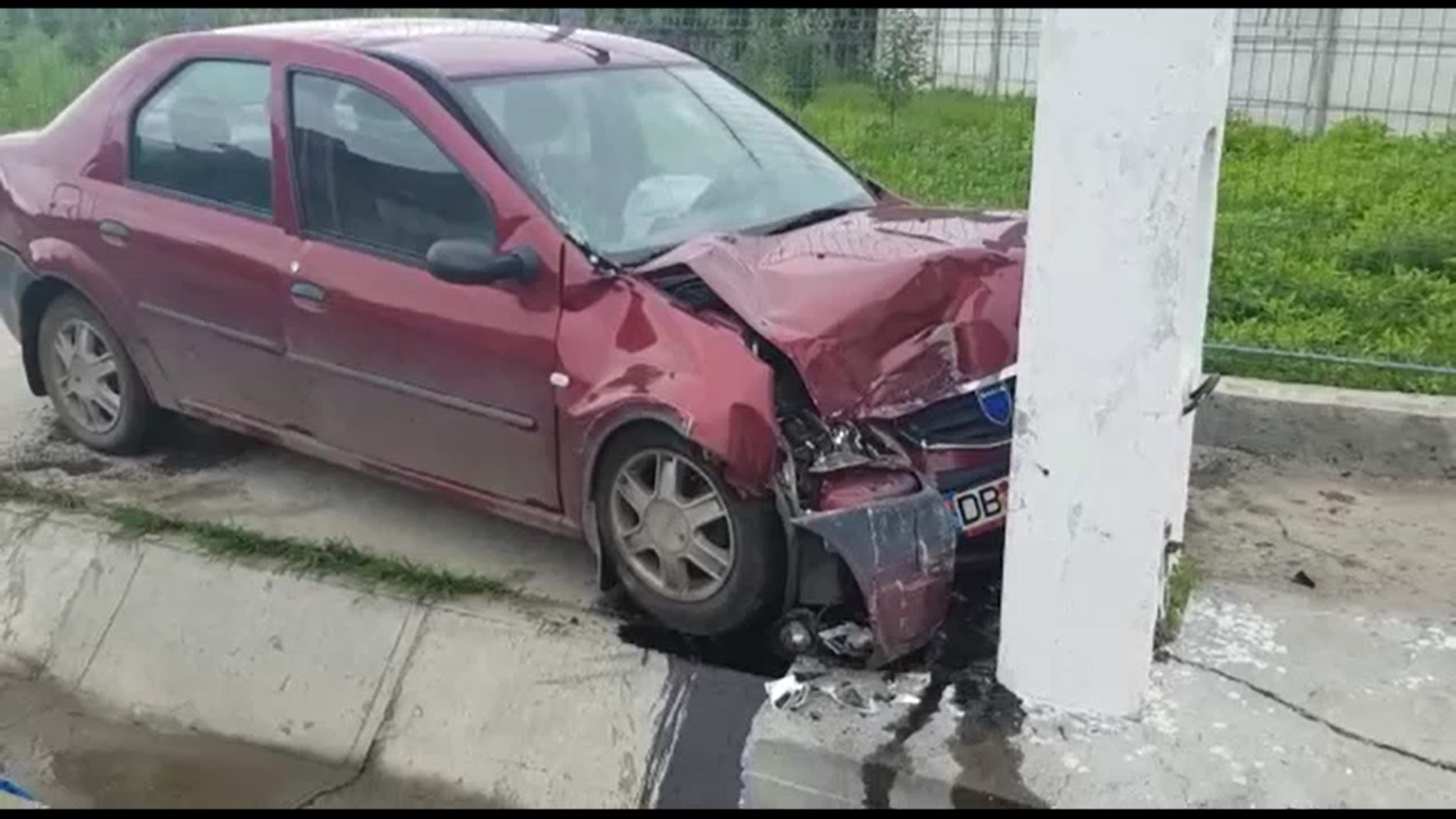 Un bărbat a fost grav rănit după ce a intrat cu mașina într-un stâlp de electricitate