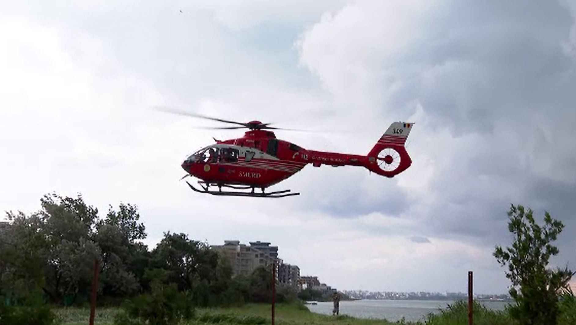 Alertă în Mamaia, după ce un velier cu trei persoane la bord s-a răsturnat