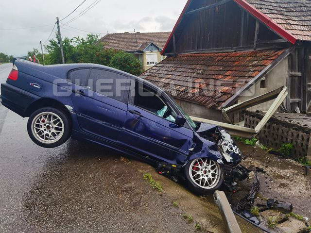 Un șofer care a vrut să depășească pe partea dreaptă un TIR s-a izbit violent de un parapet (Video)