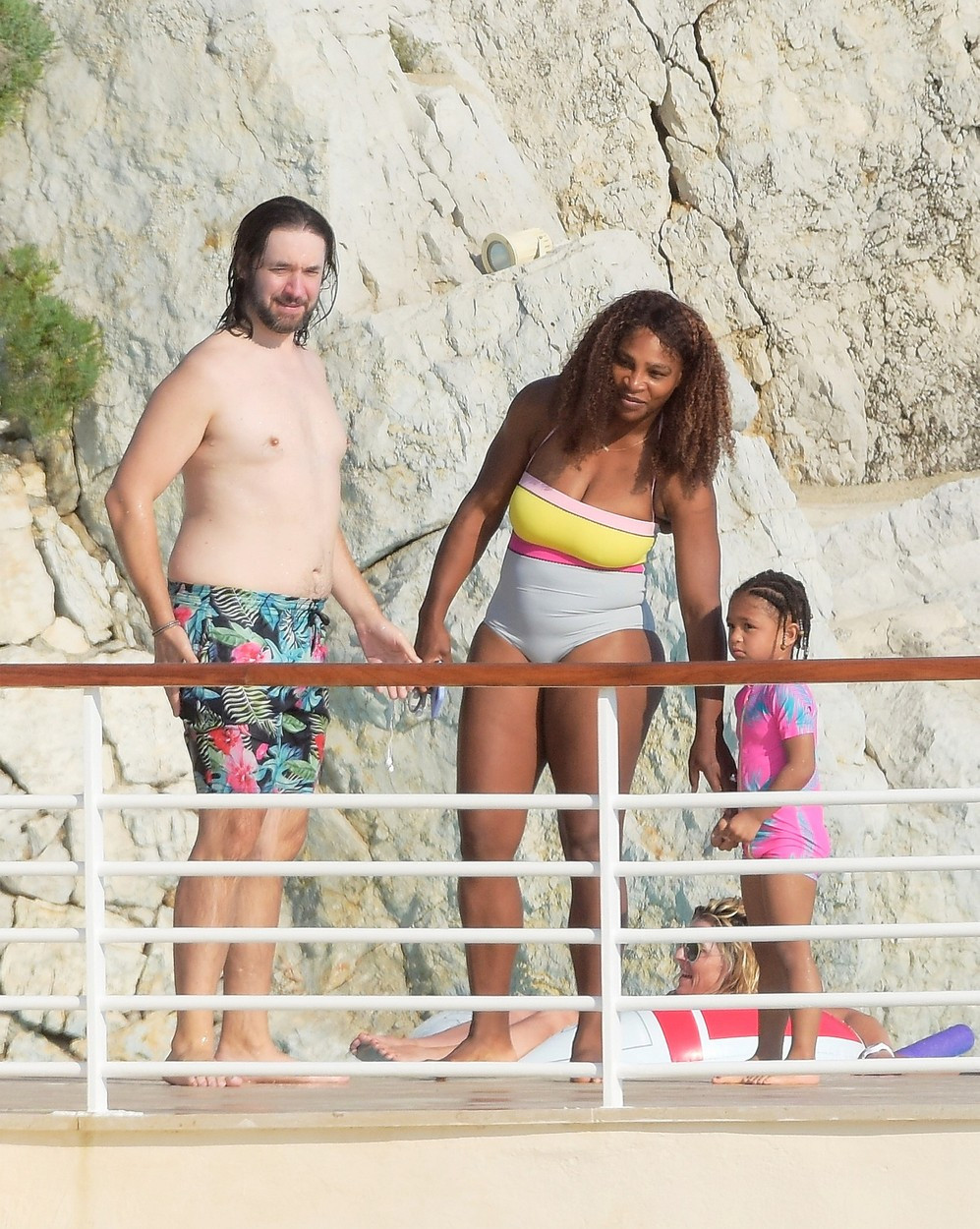 Serena Williams, surprinsă cu familia la plajă, în Franța (Galerie foto)