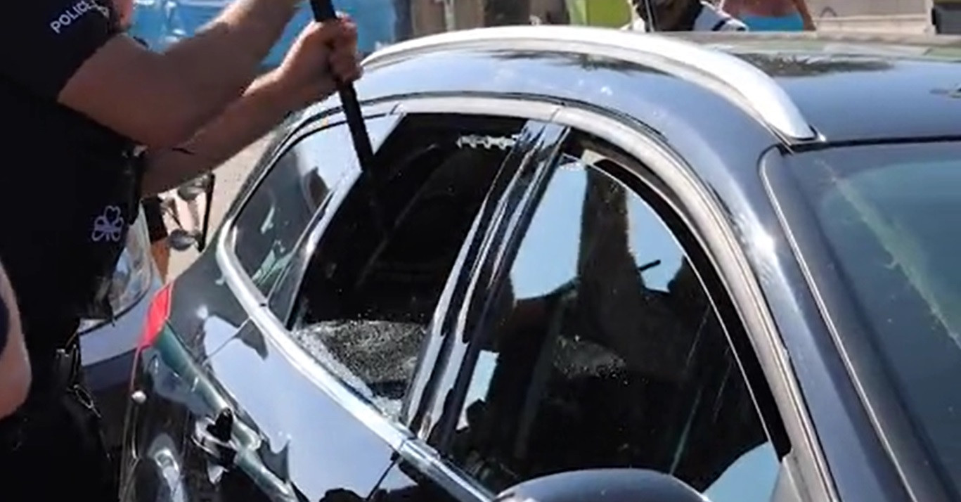 Doi polițiști au spart geamul unei mașini pentru a salva doi câini lăsați în căldură (Video)