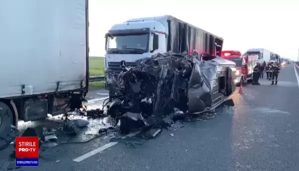 Accident grav, pe A1, la ieșirea din țară: O persoană a murit și 16 sunt rănite