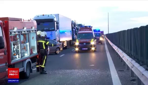 Accident grav, pe A1, la ieșirea din țară: O persoană a murit și 16 sunt rănite
