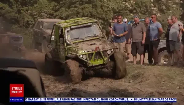 Festival de off-road organizat în Ungaria. Şoferii s-au aventurat pe drumuri accidentate