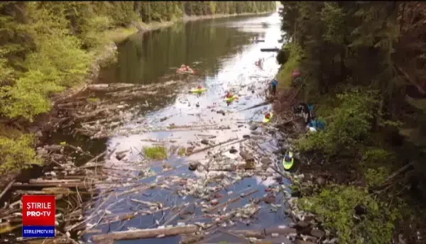 Tone de gunoaie au acoperit cel mai frumos lac din Munții Apuseni. Autoritățile dau vina pe turiști