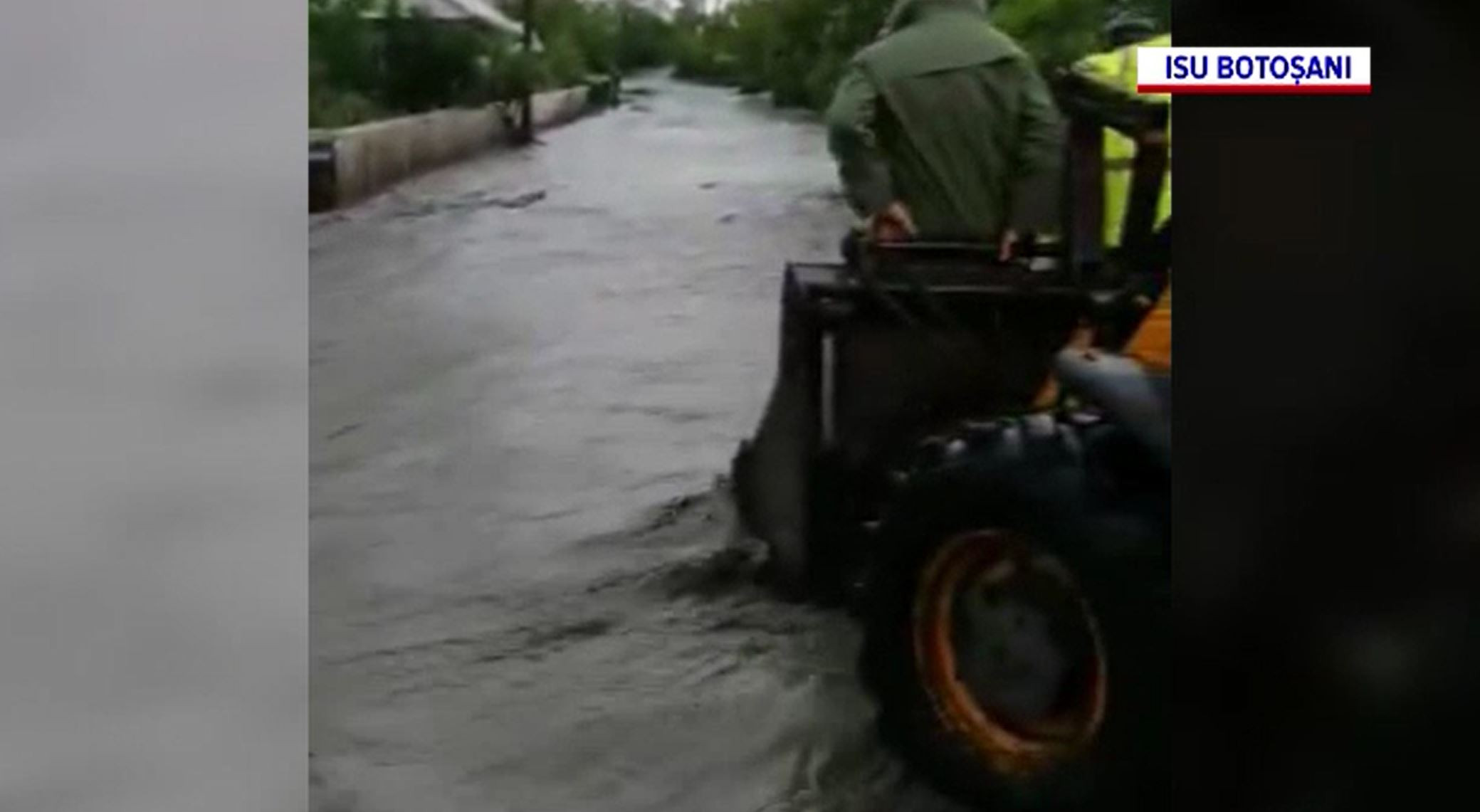 Inundațiile au făcut prăpăd în mai multe zone din țară. Un tânăr a murit în Mureș după ce a fost luat de ape