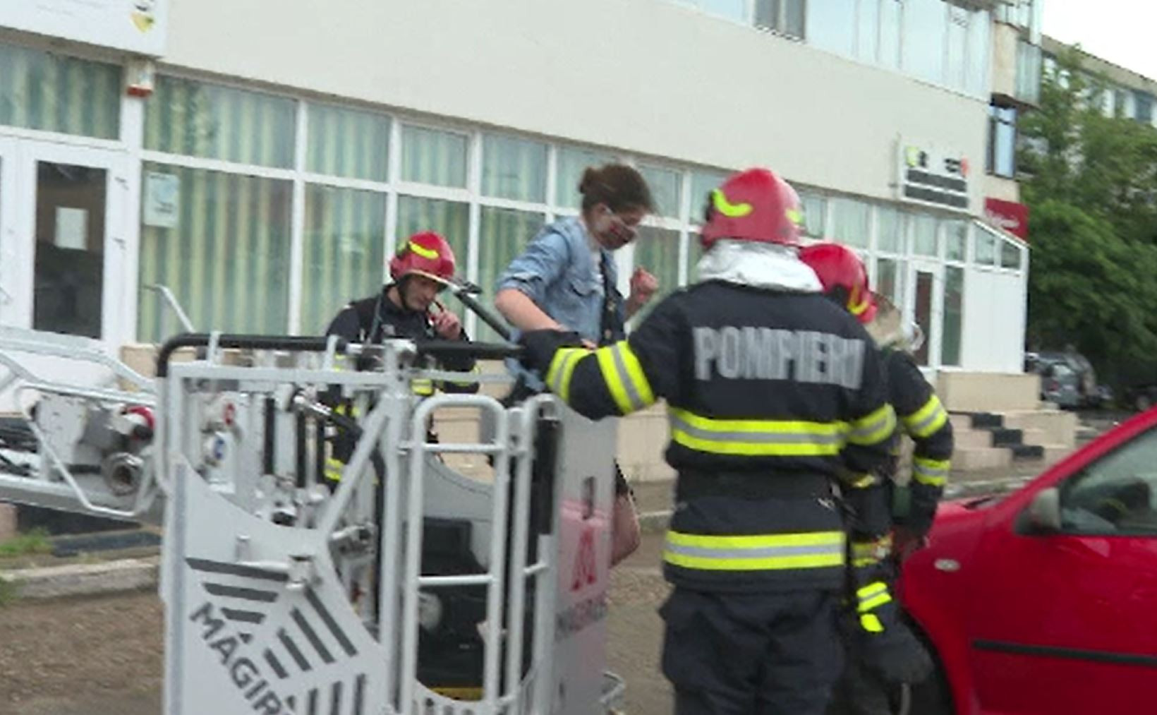 Operațiune dramatică în Galați. Pompierii au salvat o tânără dintr-un incendiu la un apartament situat la etajul șase