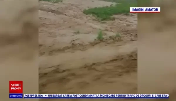 Inundațiile au făcut prăpăd în mai multe zone din țară. Un tânăr a murit în Mureș după ce a fost luat de ape