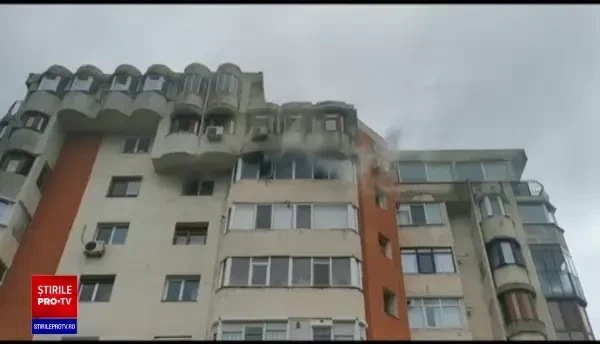 Operațiune dramatică în Galați. Pompierii au salvat o tânără dintr-un incendiu la un apartament situat la etajul șase