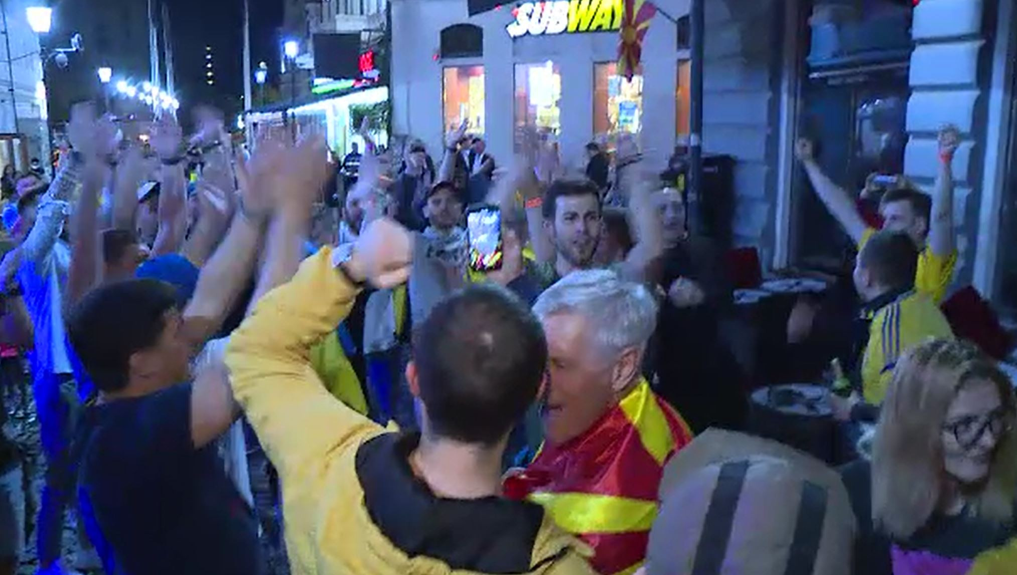 Duelul Ucraina - Macedonia de Nord s-a dat deja între suporteri, care au împânzit terasele din Centrul Vechi