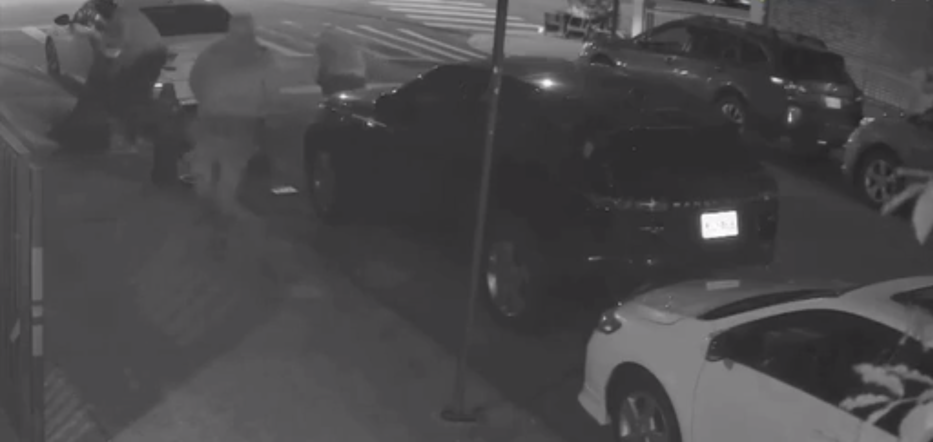 Video. Un traficant de droguri aruncă o pungă plină cu marijuana de pe un acoperiș. Cum au reacționat trecătorii