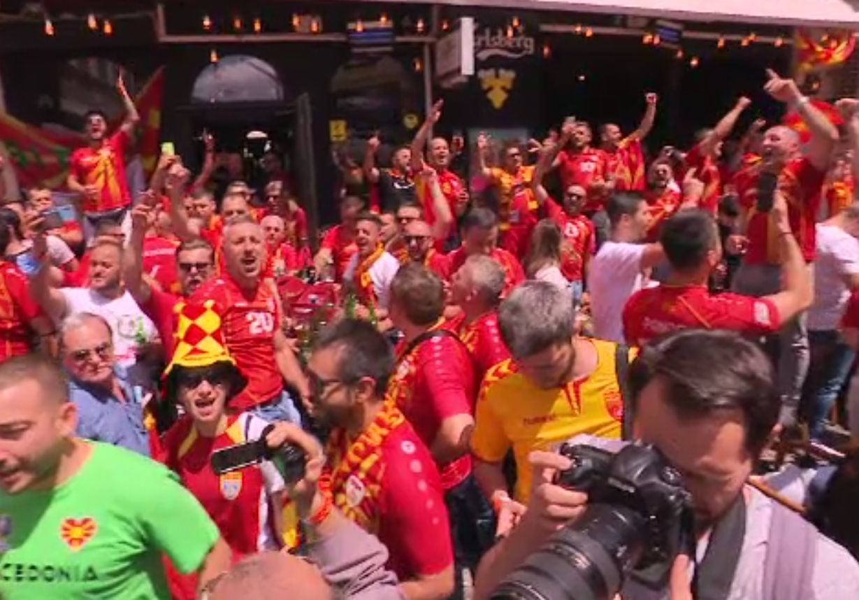 Suporterii Macedoniei și Ucrainei s-au confruntat... în hectolitri de bere, în Centrul Vechi. S-a vândut cât într-o lună