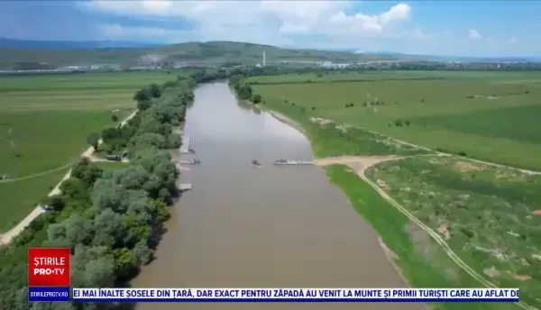 Militarii din Alba au construit pe râul Mureș un pod din pontoane în doar 30 de minute