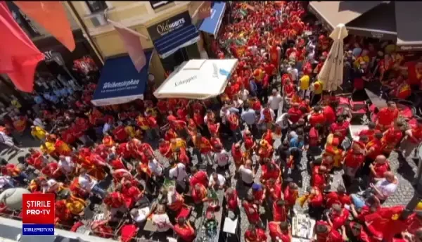 Suporterii Macedoniei și Ucrainei s-au confruntat...în hectolitri de bere, în Centrul Vechi. S-a vândut cât într-o lună