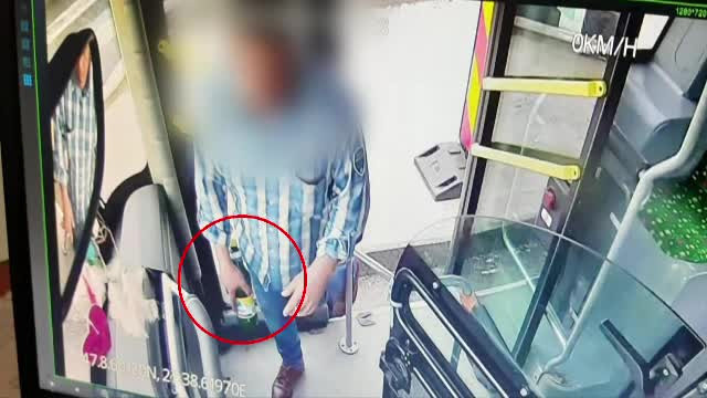 Un șofer de autobuz a băut bere la volan și a lovit în plin o fată pe trecerea de pietoni, în Iași