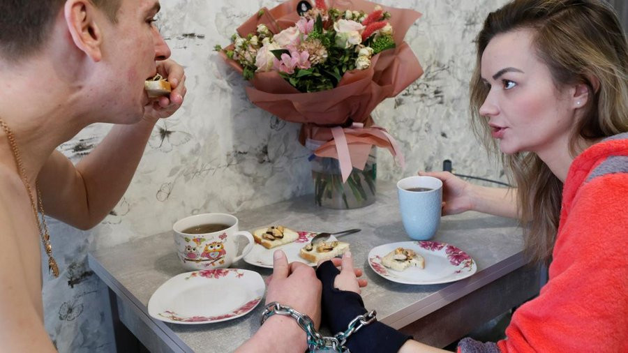 Tinerii din Ucraina, care au petrecut peste 120 de zile încătuşaţi, s-au despărţit