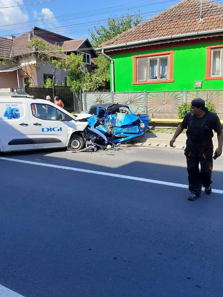 Un polițist de la Rutieră din Hunedoara a murit după ce a produs un accident la volanul unui Trabant