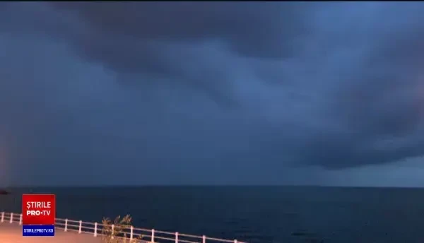 Ciclonul din Marea Neagră aduce inundații în România. În Galați, oamenii au ieșit cu barca pe străzi